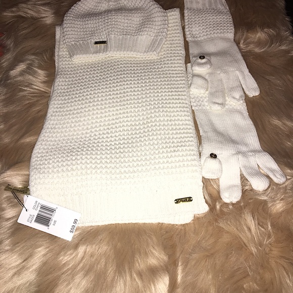 Calvin Klein Accessories - CALVIN KLEIN NWT AUTHENTIC IVORY/GOLD SCARF SET